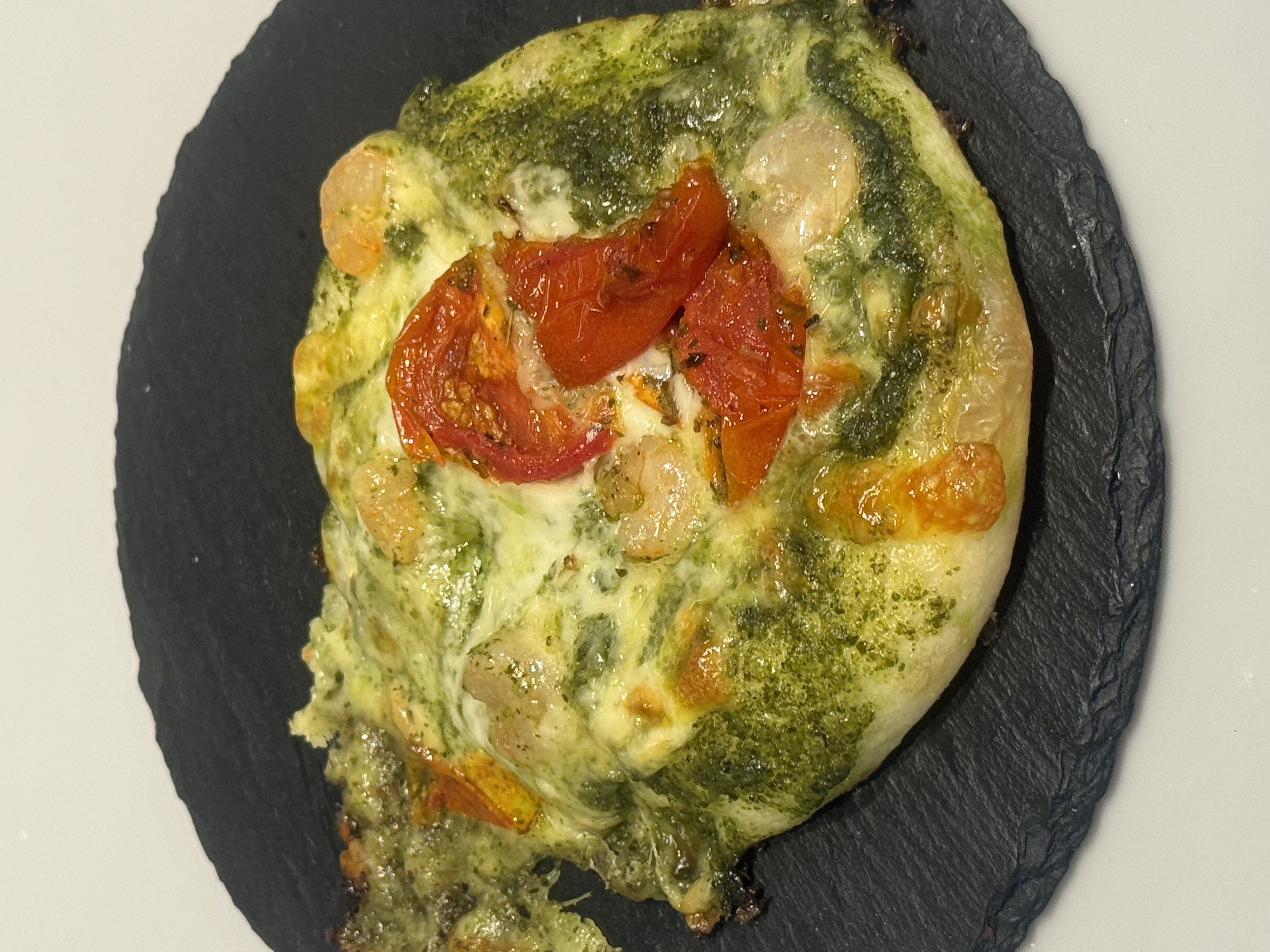 バジル・エビ・トマトのピザ